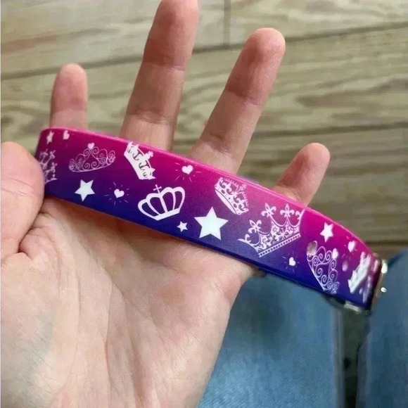 Princess dog collar - please note small stain from wear. Size medium. - Picture 4 of 4